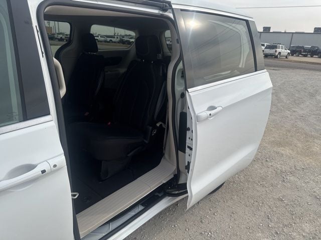 2024 Chrysler Voyager LX